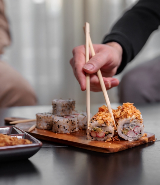 Gebakken uitjes verwerkt in sushi van TOP The Onion Group