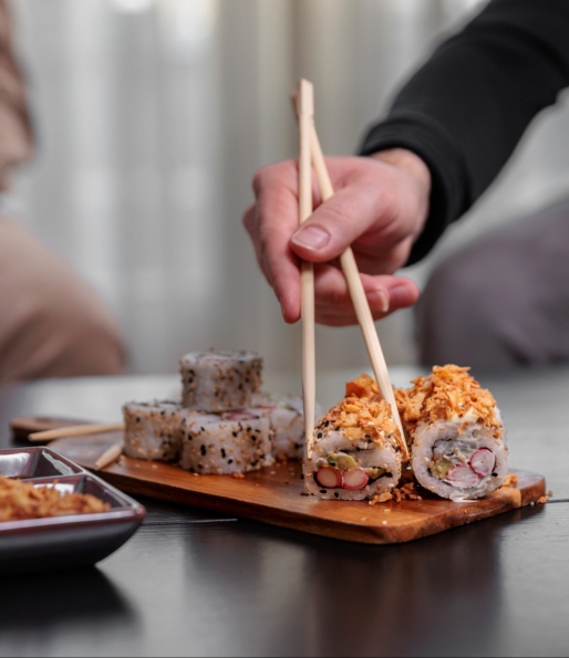 Gebakken uitjes verwerkt in sushi van TOP The Onion Group