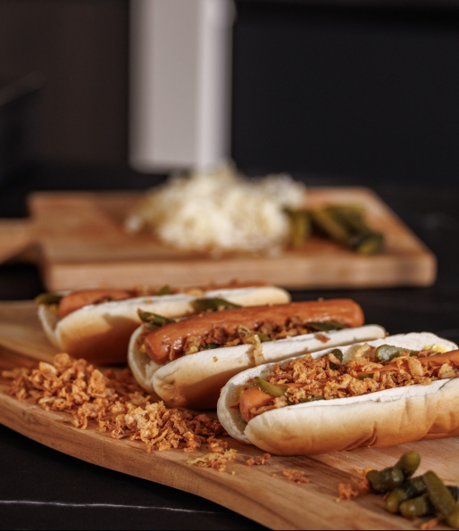 Gebakken uitjes en augurken verwerkt in hotdogs van TOP The Onion Group
