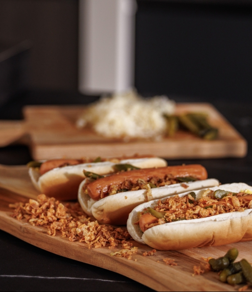 Gebakken uitjes en augurken verwerkt in hotdogs van TOP The Onion Group
