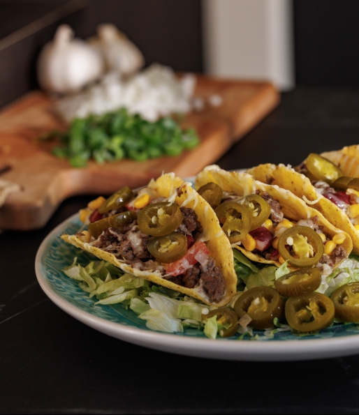 Jalapeños, knoflook en uien verwerkt in Mexicaanse taco's van TOP The Onion Group