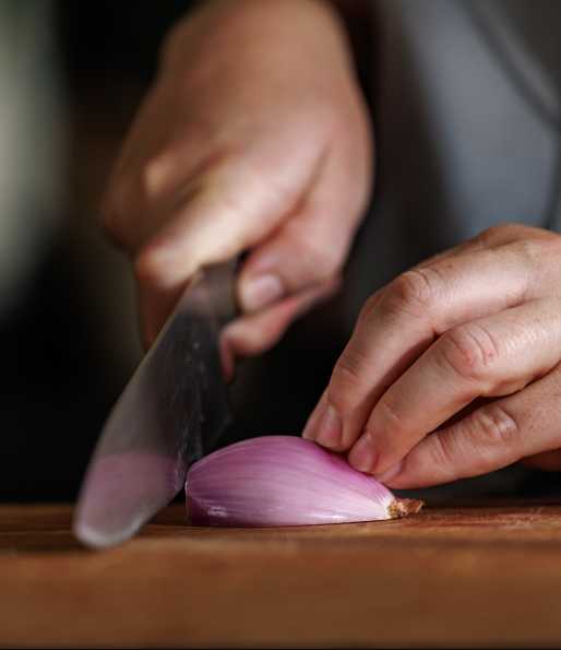Rode sjalotten worden met mes gesneden van TOP The Onion Group