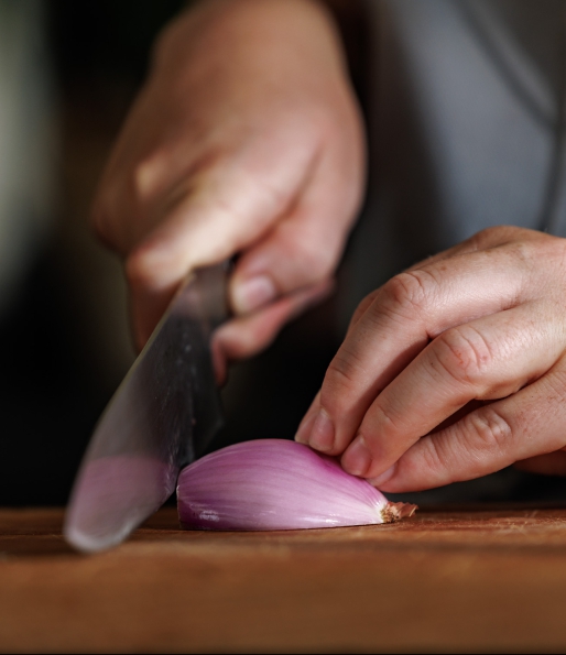Rode sjalotten worden met mes gesneden van TOP The Onion Group